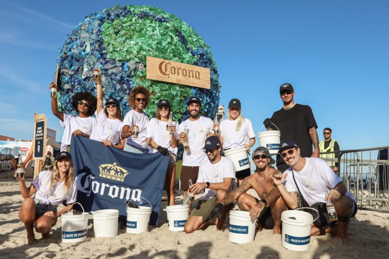 Corona coloca surfistas para limpar a praia