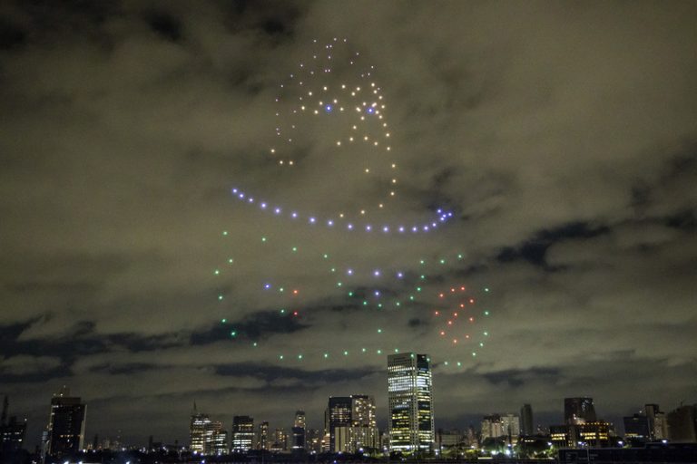Disney promove “Lightyear” com show de drones