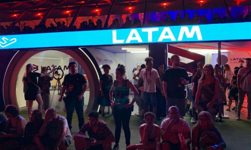 A ativação da Latam Airlines tem uma presença marcante e vai além dos limites do Parque Olímpico, transportando o público para uma jornada musical única. Com "meeting points" imersivos e experiências personalizadas para clientes, trade, imprensa e influenciadores, a marca oferece uma imersão completa em seu universo. A jornada começa antes mesmo da entrada no festival, com um estande que utiliza reconhecimento facial e conecta viagem e música.