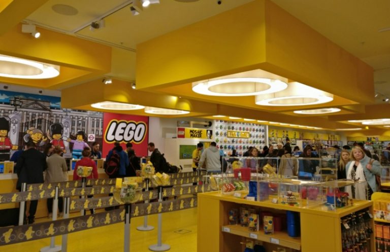 Lego convida adultos para brincarem em suas lojas