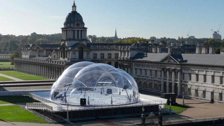 Tenda inflável vira palco para desfile de moda