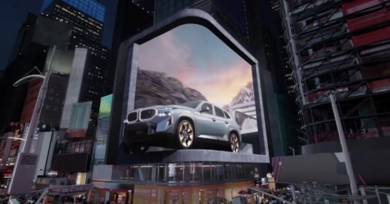 BMW "invade" Times Square para mostrar o XM 2023