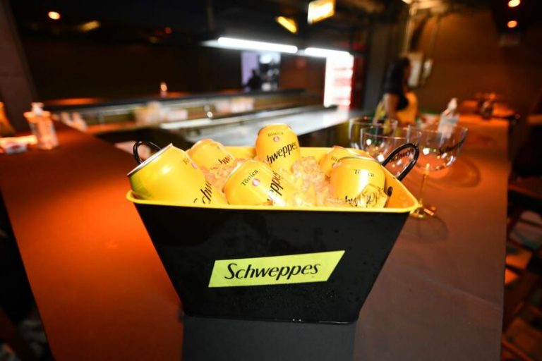 Bar instagramável da Schweppes agitou a SPFW