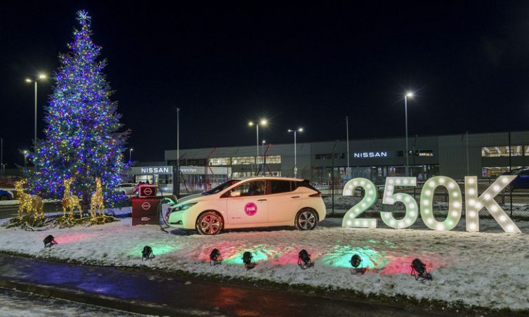 Nissan LEAF fornece energia para iluminação de Natal