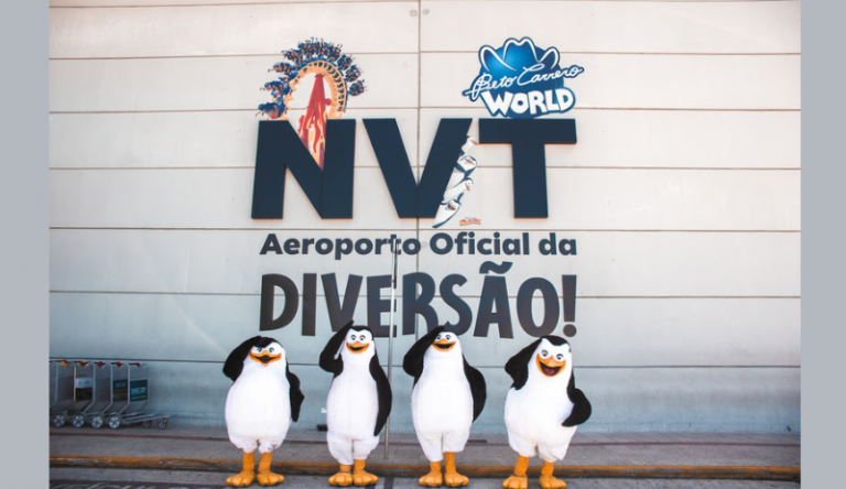 Pinguins de Madagascar levam aventuras ao Aeroporto Internacional de Navegantes