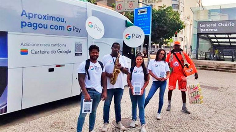 Google usa ônibus envelopado para promover sua carteira digital no Rio