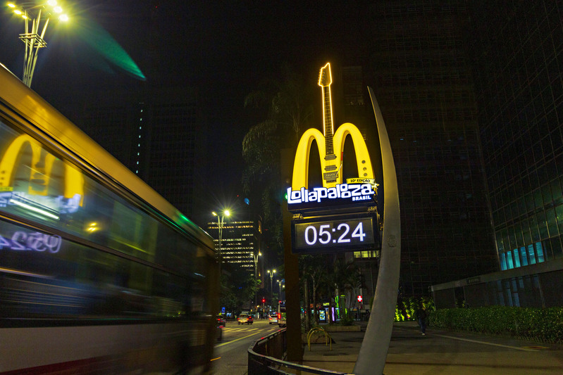 Imagem da ação OOH do McDonalds no Lollapalooza 23