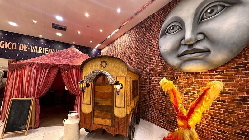 sala com tenda e decorações místicas em ambiente imersivo criado pela Escola de Magia e Bruxaria do Brasil