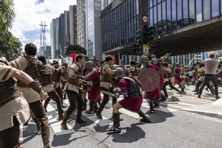 Record promoveu batalha na Avenida Paulista para divulgar nova temporada de 'Reis'