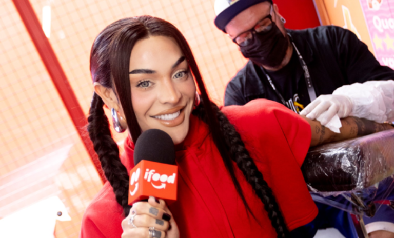 Pabllo Vittar, com apoio de Ifood, faz tatuagem com fã no The Town