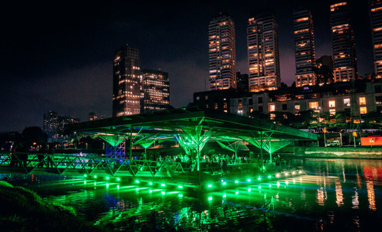 Bar flutuante da Heineken é feito no rio Pinheiros