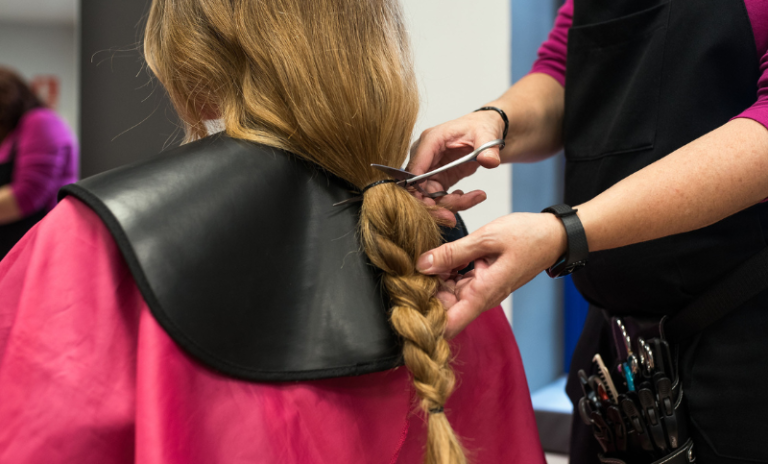 Cortes de cabelo gratuitos acontecem nas lojas Ikesaki para o Outubro Rosa