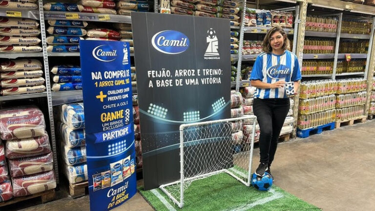 Ação coloca mini campo de futebol em supermercados