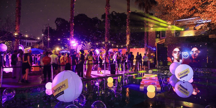 Schweppes faz lançamento em evento com música e presença de famosos