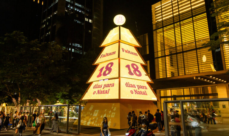 Ação da Bauducco instala árvore de natal gigante em São Paulo