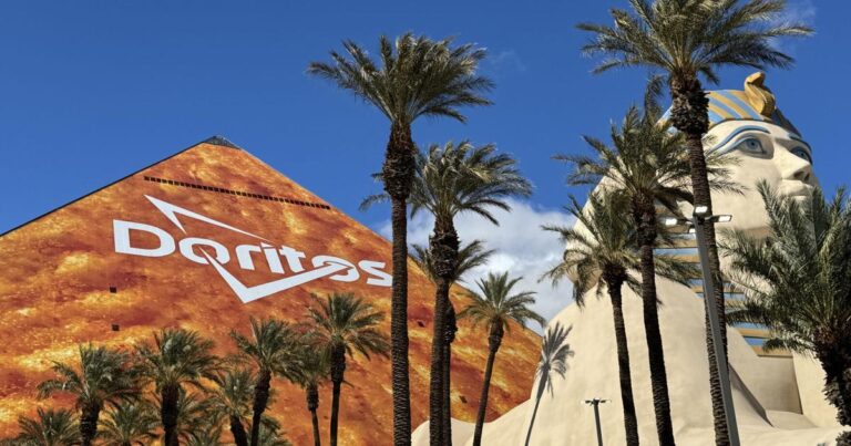 Super Bowl: Doritos instala salgadinho gigante na fachada de hotel