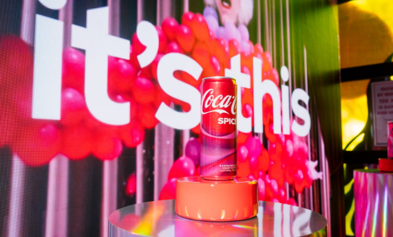 Coca-Cola faz lançamento com experiência de IA em Nova York