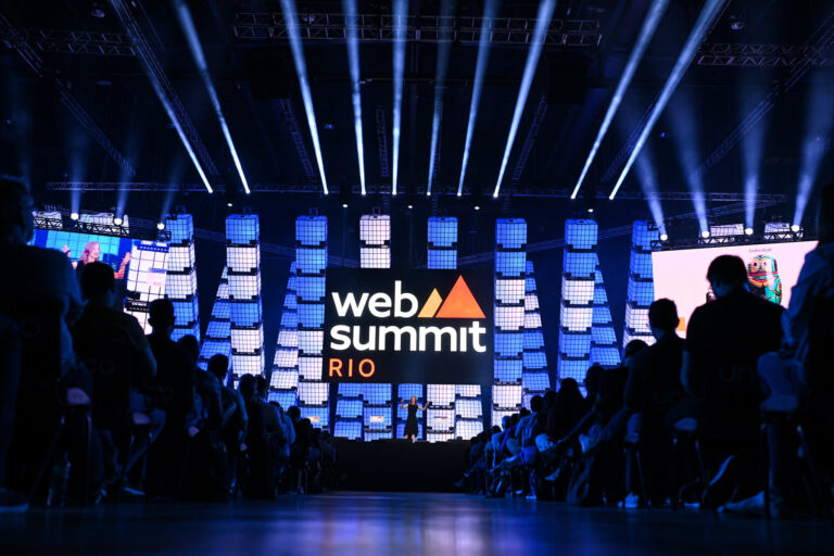 Evento Web Summit Rio recebe caminhões autônomos de Ypê e Mercedes-Benz