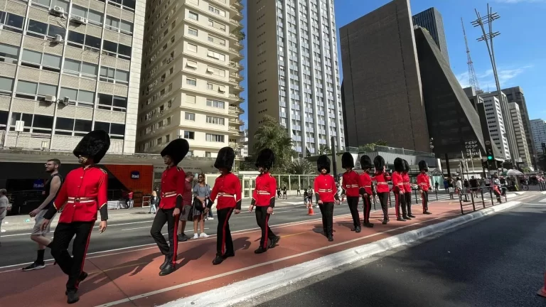 CNA faz ação temática de Londres na Avenida Paulista