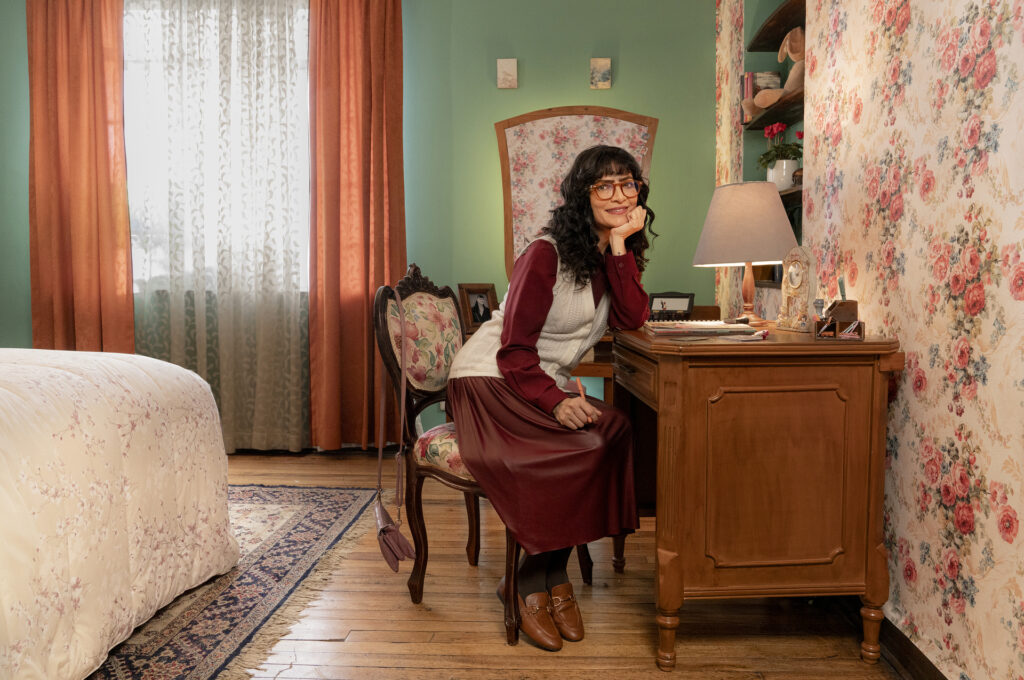 O Airbnb, 25 anos após a transmissão do primeiro episódio de "Betty, a Feia" e com a chegada da continuação da famosa novela, está abrindo as portas da casa de Betty em Bogotá, na Colômbia, para que os fãs possam explorar todos os cantos dessa residência icônica que abrigou uma das personagens favoritas da televisão latino-americana e que agora está de volta depois de permanecer na memória de muitas pessoas.