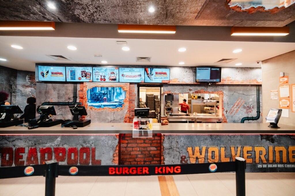 O Burger King, para comemorar o lançamento do mais novo filme da Marvel Studios, "Deadpool & Wolverine", que estreia nos cinemas em 25 de julho, transformou um de seus restaurantes mais icônicos em uma experiência imersiva. A temática do filme foi incorporada em uma de suas lojas mais conhecidas.