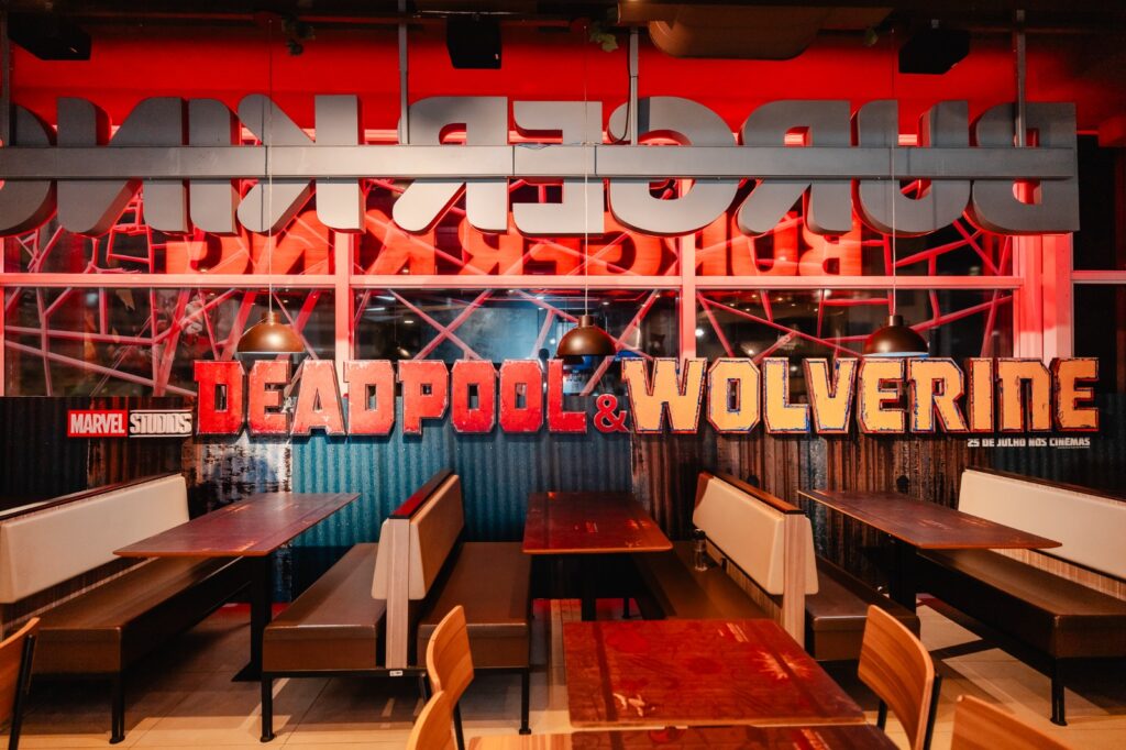 O Burger King, para comemorar o lançamento do mais novo filme da Marvel Studios, "Deadpool & Wolverine", que estreia nos cinemas em 25 de julho, transformou um de seus restaurantes mais icônicos em uma experiência imersiva. A temática do filme foi incorporada em uma de suas lojas mais conhecidas.