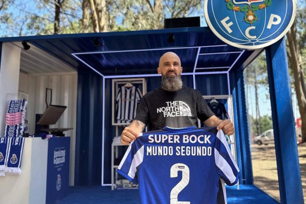 O FC Porto está aproveitando os festivais de verão em Portugal para se aproximar dos fãs e conquistar novos públicos. Com presença no Rock in Rio Lisboa e no Marés Vivas, o clube azul e branco registrou um aumento significativo na venda de produtos licenciados e na interação com os visitantes.