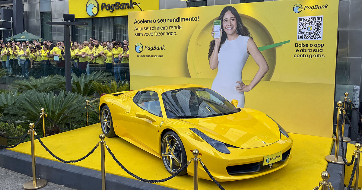 Para promover sua nova campanha, associando sua marca a luxo e rapidez, PagBank utiliza uma supercarro em ativação