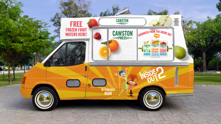 Cawston Press celebra "Divertida Mente 2" com veículo customizado em Londres