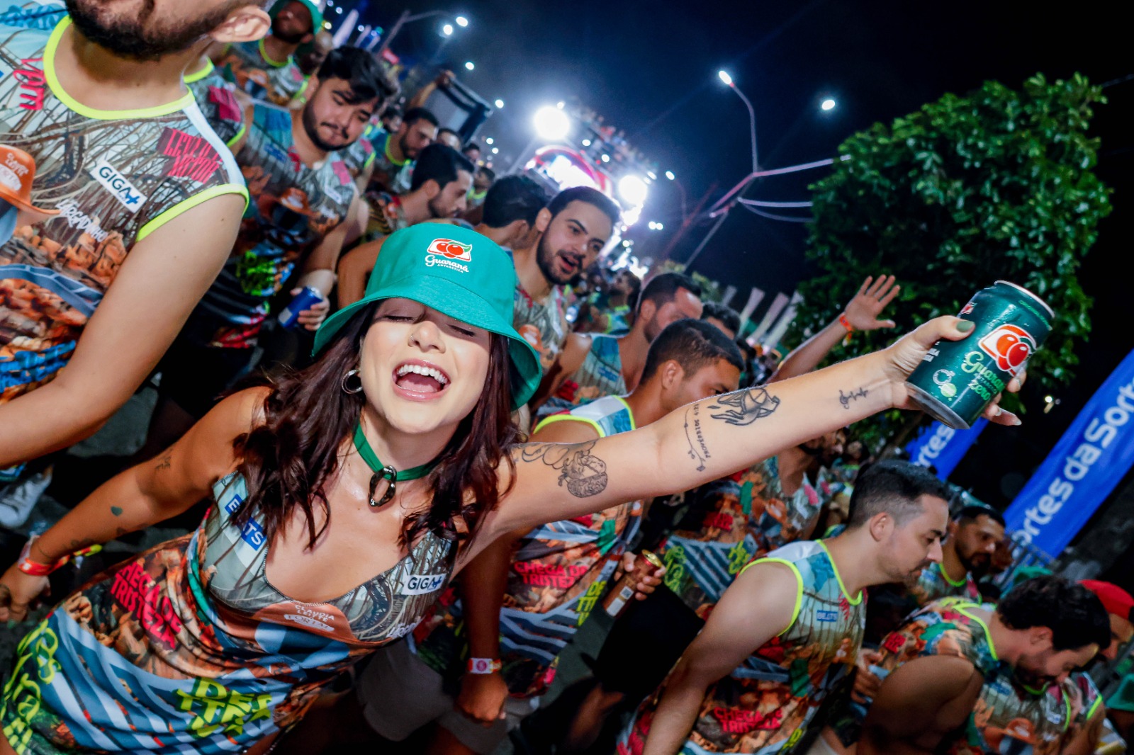 Durante passagem do trio no corredor da folia, Guaraná Antártica criou ambiente divertido entre foliões, que ganharam vários brindes