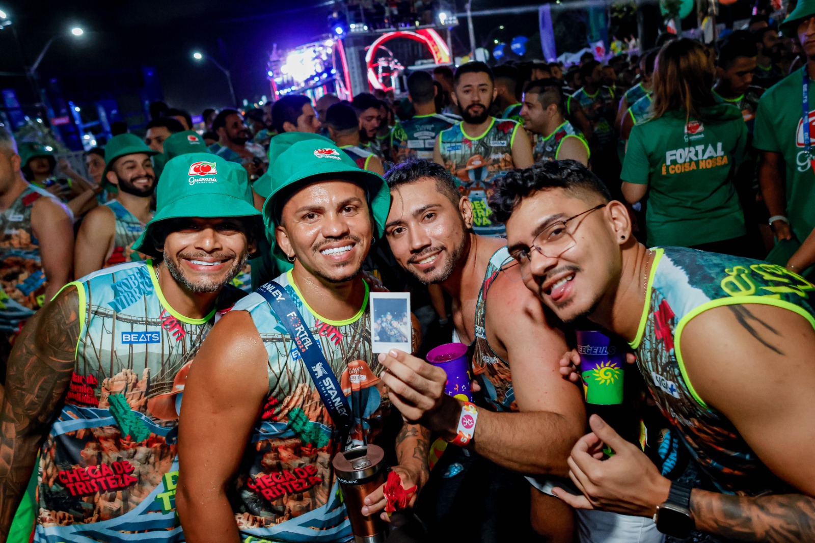 Durante passagem do trio no corredor da folia, Guaraná Antártica criou ambiente divertido entre foliões, que ganharam vários brindes