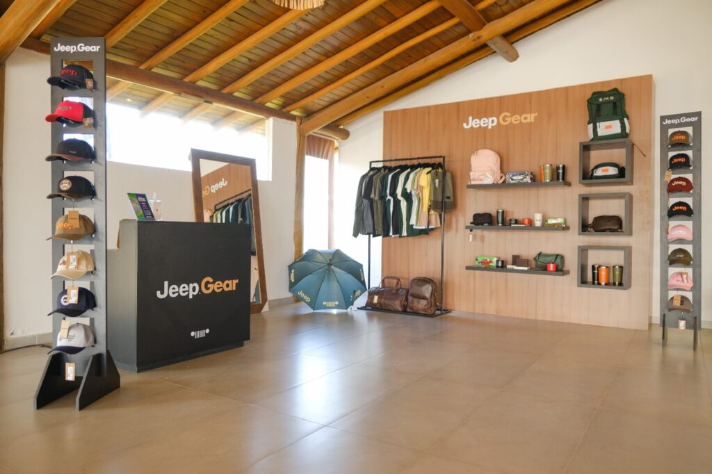 A Jeep® faz parte de um grupo seleto de marcas icônicas, e por isso, está sempre em busca de oferecer experiências que trazem o melhor do espírito Jeep para os clientes. O objetivo é colocar em prática uma verdadeira filosofia de vida, repleta de muita liberdade, com atividades open air, e aventura, colocando a prova os veículos equipados com a melhor capacidade off-road no mundo. Também fazem parte do pacote a paixão em comum entre os clientes, que cria um forte senso de comunidade, e a autenticidade da Jeep, que possui um enorme legado, sendo a marca de SUVs que mais se conecta com as pessoas. 