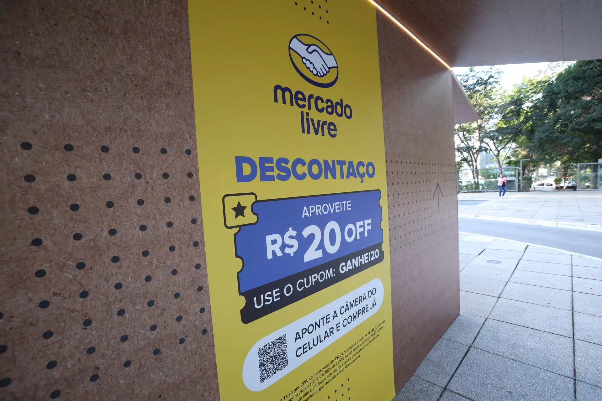 O Mercado Livre atrai consumidores com caixas gigantes em São Paulo e Recife e oferece até 70% de desconto em milhares de produtos 