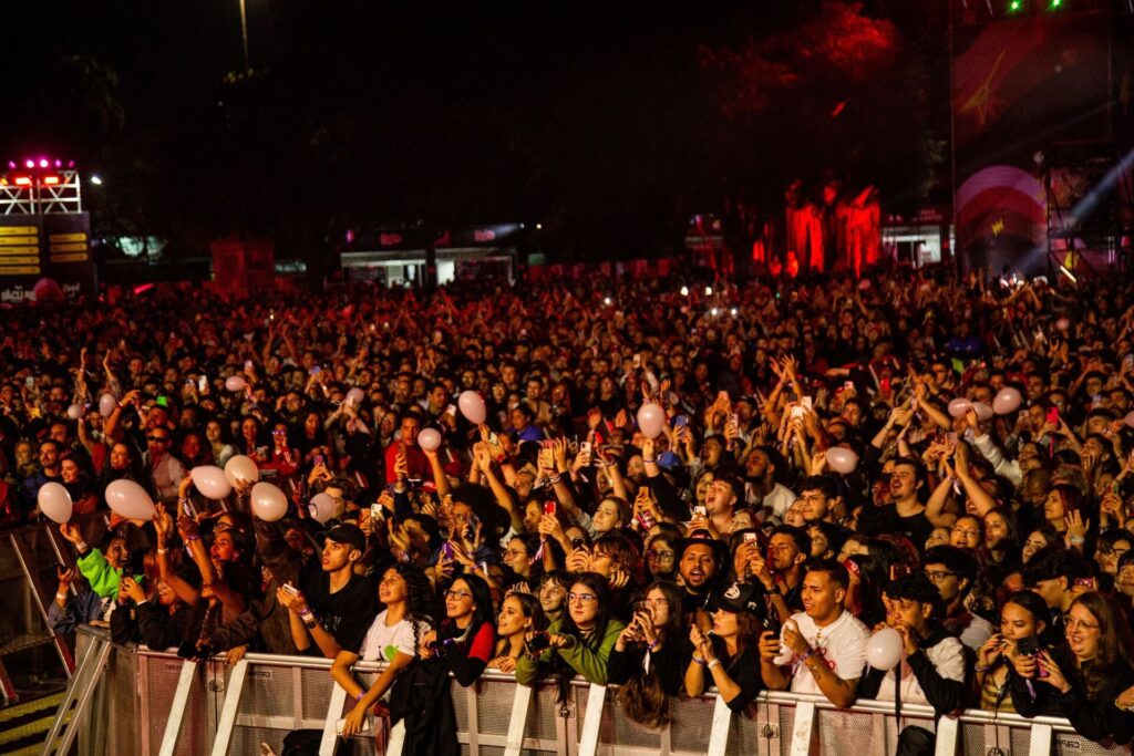 O Parque Ibirapuera, um dos pontos mais icônicos de São Paulo, foi palco de um evento memorável no dia 18 de julho. O iFood Fã Clube Festival, idealizado pela agência Red Door e realizado pelo iFood, reuniu mais de 10 mil pessoas em uma celebração única da música e da cultura pop.