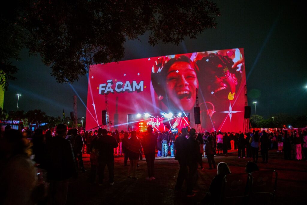 O Parque Ibirapuera, um dos pontos mais icônicos de São Paulo, foi palco de um evento memorável no dia 18 de julho. O iFood Fã Clube Festival, idealizado pela agência Red Door e realizado pelo iFood, reuniu mais de 10 mil pessoas em uma celebração única da música e da cultura pop.