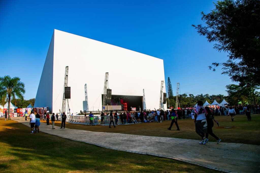 O Parque Ibirapuera, um dos pontos mais icônicos de São Paulo, foi palco de um evento memorável no dia 18 de julho. O iFood Fã Clube Festival, idealizado pela agência Red Door e realizado pelo iFood, reuniu mais de 10 mil pessoas em uma celebração única da música e da cultura pop.