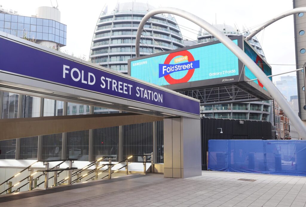 A Samsung surpreendeu os passageiros do transporte público na manhã de 24 de julho, com um ônibus dobrado em tamanho real em Londres.

A área de Old Street foi tomada pela Samsung em uma série de ativações, chamada de Fold Town, para comemorar o novo lançamento do Galaxy Z Fold6 e Galaxy Z Flip6.