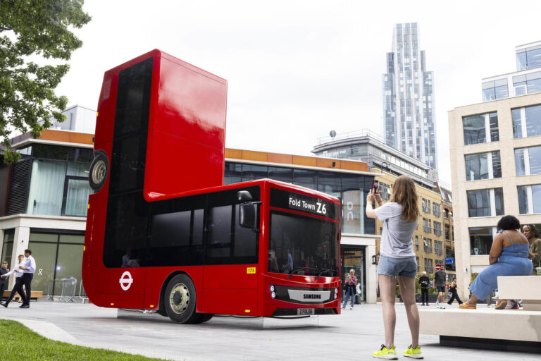 Samsung toma Londres com ônibus dobrado para lançamento