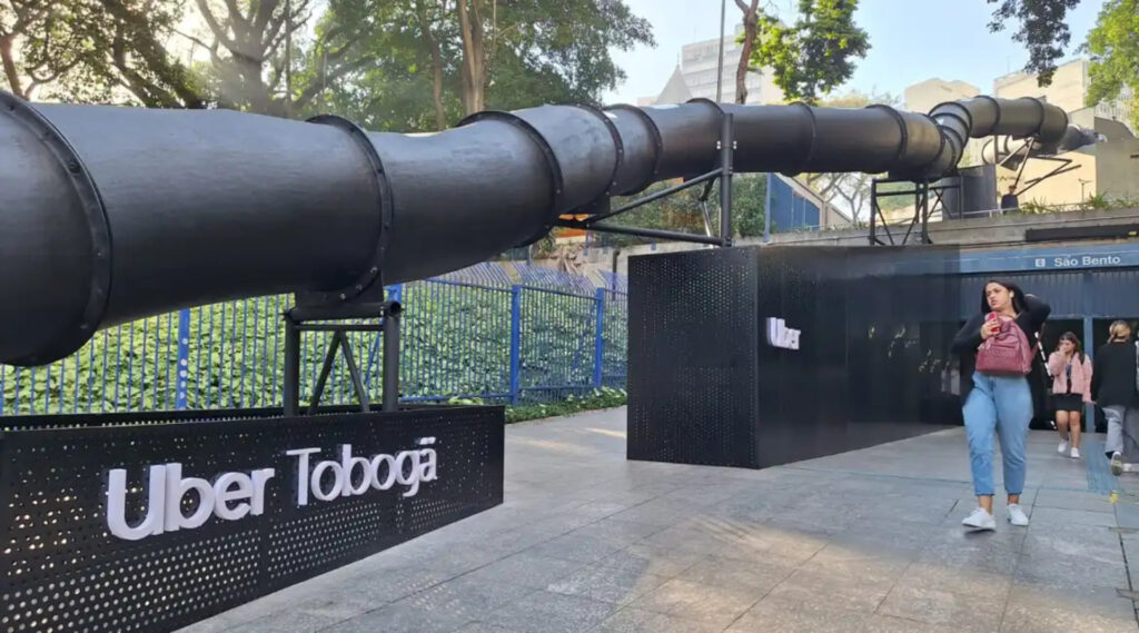 Já o Uber Tobogã está presente em ambas as cidades, oferecendo uma forma rápida e divertida de conectar a faixa de pedestre às bilheterias do metrô.