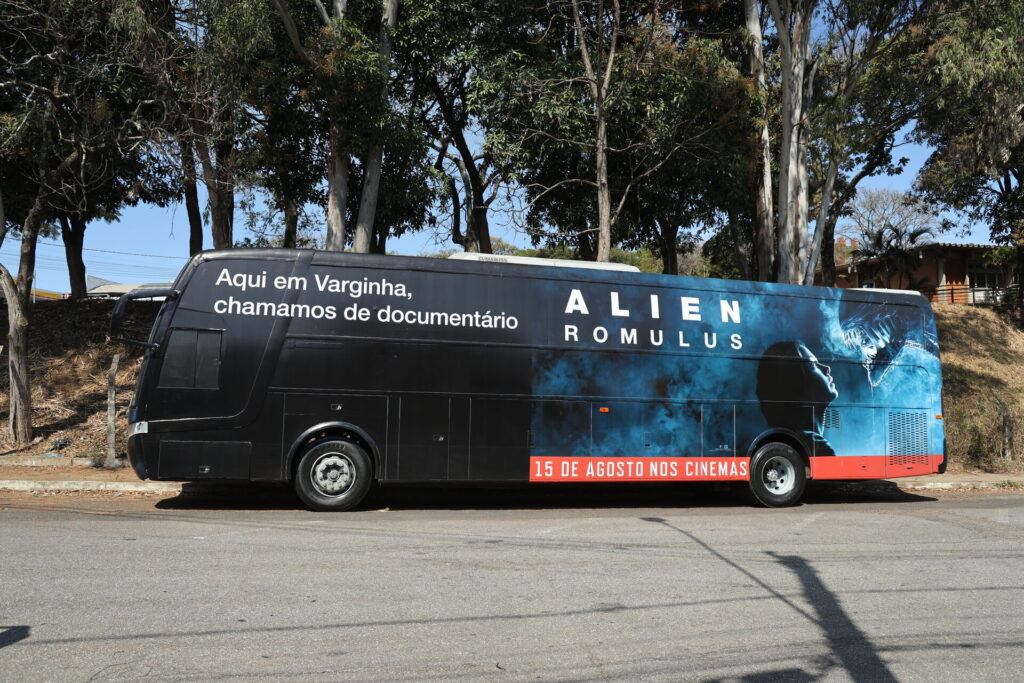 A cidade mineira de Varginha, conhecida por seus mistérios e avistamentos, preparou-se para receber um dos maiores eventos cinematográficos do ano. A franquia "Alien", sinônimo de terror e suspense, está de volta com "Alien: Romulus", que teve sua pré-estreia em Varginha, deixando fãs e curiosos em êxtase.