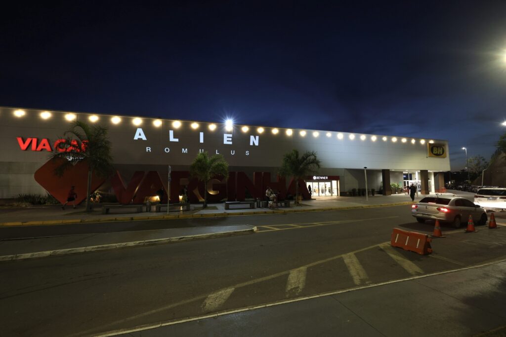 A cidade mineira de Varginha, conhecida por seus mistérios e avistamentos, preparou-se para receber um dos maiores eventos cinematográficos do ano. A franquia "Alien", sinônimo de terror e suspense, está de volta com "Alien: Romulus", que teve sua pré-estreia em Varginha, deixando fãs e curiosos em êxtase.