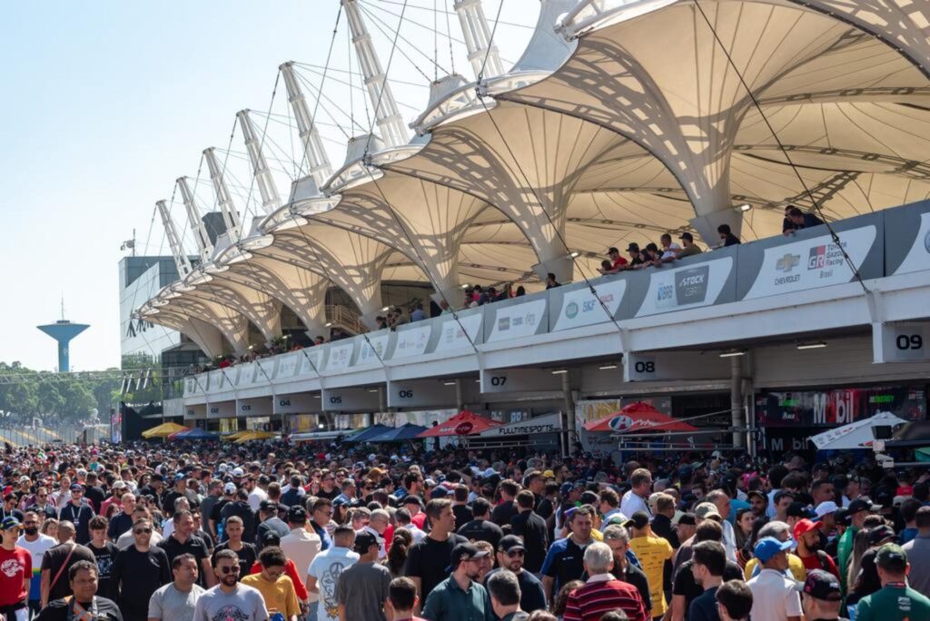 O BH Stock Festival está transformando Belo Horizonte em um epicentro do automobilismo brasileiro. Em 15 de agosto, a Stock Car Pro Series desembarcou na capital mineira para uma semana histórica, marcando os mais de 45 anos de tradição da principal categoria do esporte a motor no Brasil. 