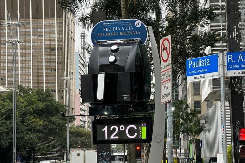 A Britânia está agitando as ruas brasileiras com uma ação inovadora para divulgar sua nova linha de Air Fryers. A campanha “O seu dia a dia no modo Britânia”, que tem como objetivo promover os modelos BFR50 e BFR51, ganhou vida com a instalação de quatro gigantescas fritadeiras em locais de grande circulação.