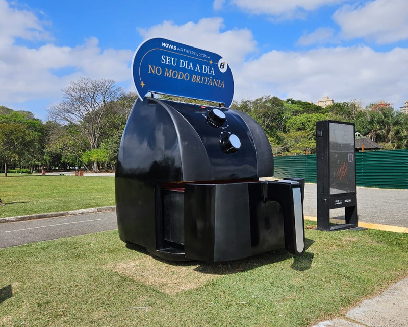 A Britânia está agitando as ruas brasileiras com uma ação inovadora para divulgar sua nova linha de Air Fryers. A campanha “O seu dia a dia no modo Britânia”, que tem como objetivo promover os modelos BFR50 e BFR51, ganhou vida com a instalação de quatro gigantescas fritadeiras em locais de grande circulação.