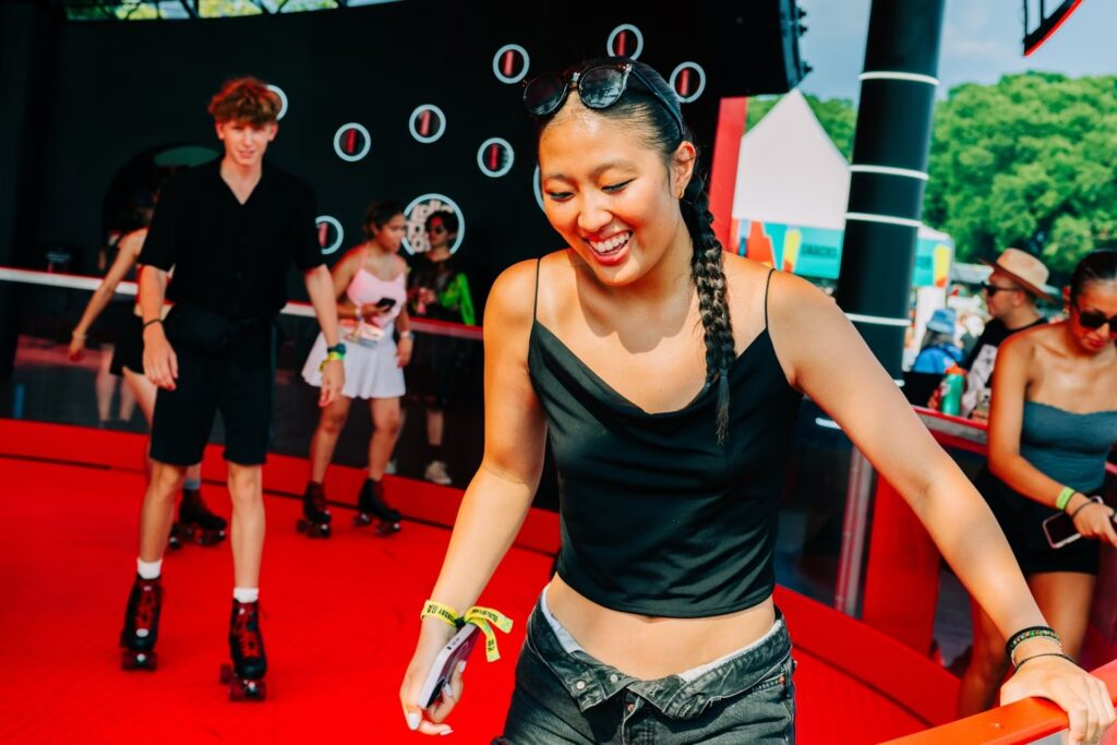 No Coke Studio Roller Ring, os fãs podiam pegar emprestado um par de patins e dar uma volta no ringue de patinação enquanto um DJ tocava ao vivo.