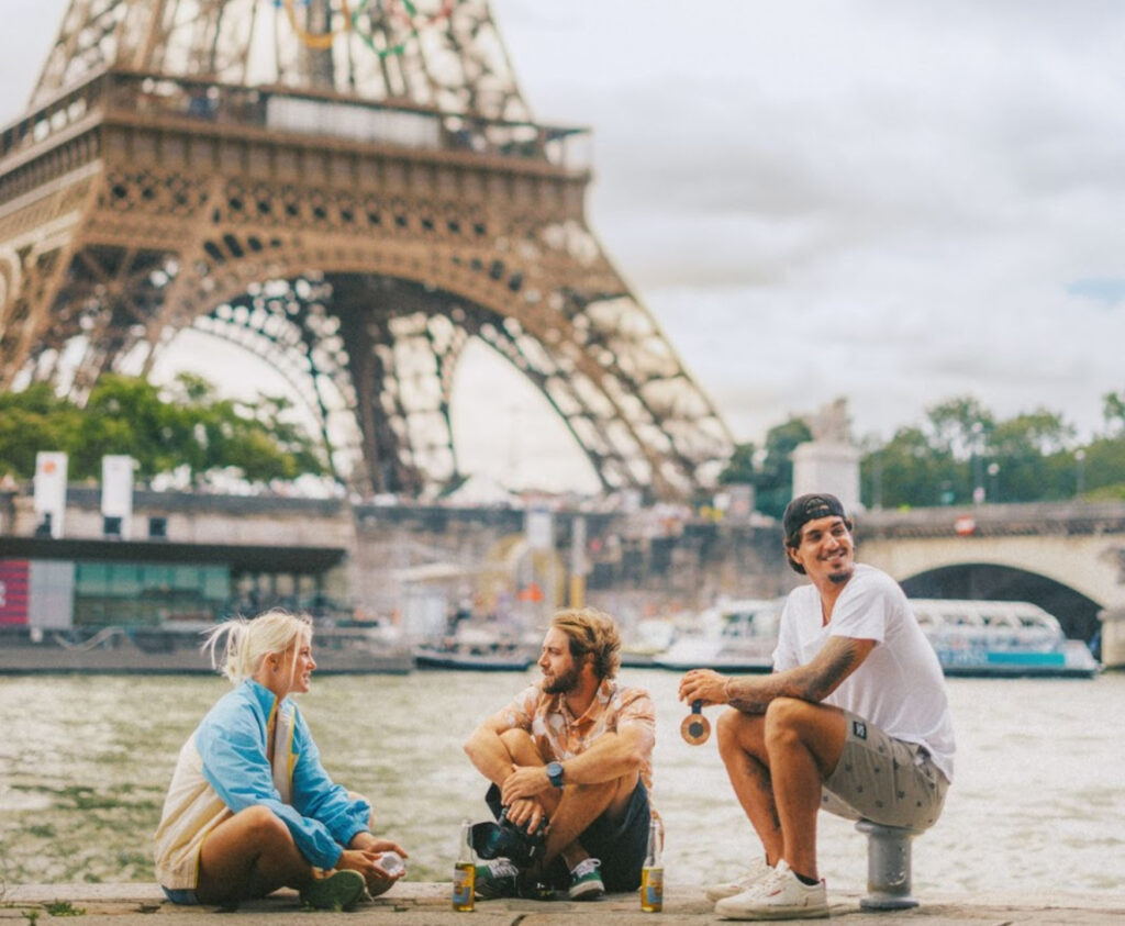 Iniciativa promovida pela cerveja oficial global do evento une dois grandes personagens da Olimpíada, em Paris