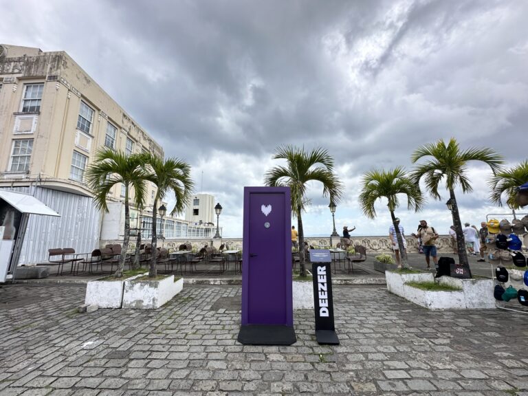 Deezer instala portas roxas misteriosas em Salvador em ação intrigante