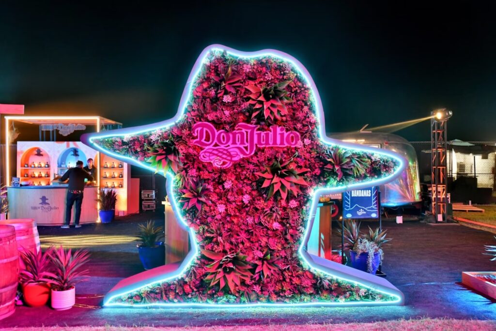 A Don Julio Tequila, patrocinadora do Neon Carnival durante o Coachella 2022, chamou a atenção com sua logo gigante e cheia de suculentas, produzida pela NVE Experience Agency.