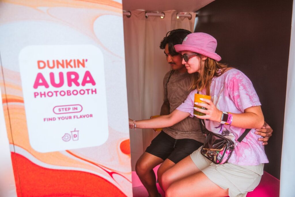 A Dunkin' House voltou ao local do Lollapalooza com um espaço de dois andares produzido pela Live Nation.