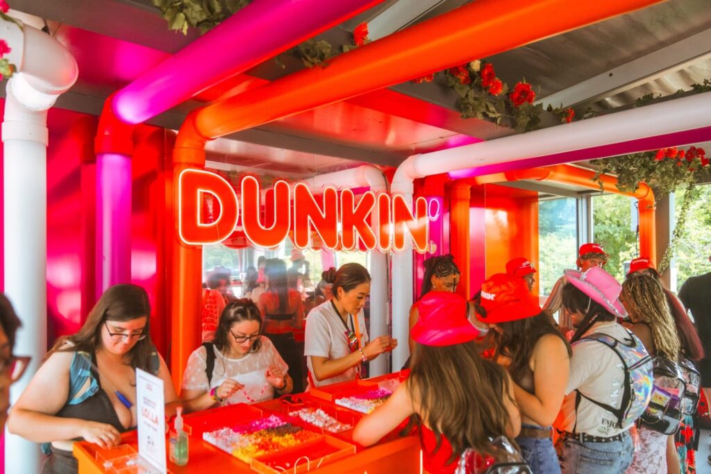A Dunkin' House voltou ao local do Lollapalooza com um espaço de dois andares produzido pela Live Nation.